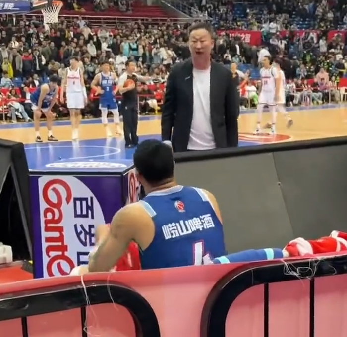刘维伟杀疯!场边爆粗怒喷韦瑟斯庞,发布会仍指责,真被气到了!|篮板|比赛|广厦|青岛|数据_新浪体育_新浪新闻