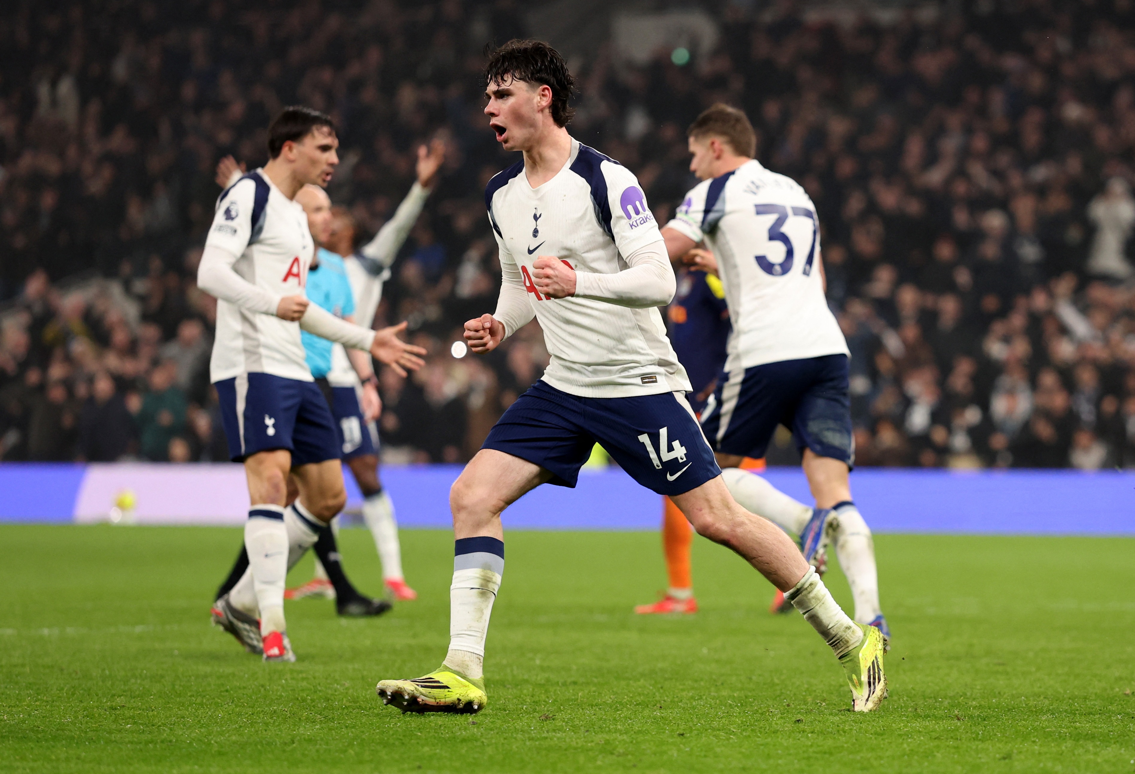 开云体育下载-屯年轻中卫？跟队：利物浦满意后防深度，仍有意格雷等多位小将